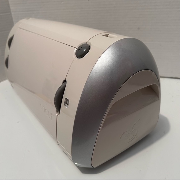 Cricut personal electronic cutting machine IOB - Picture 6 of 16